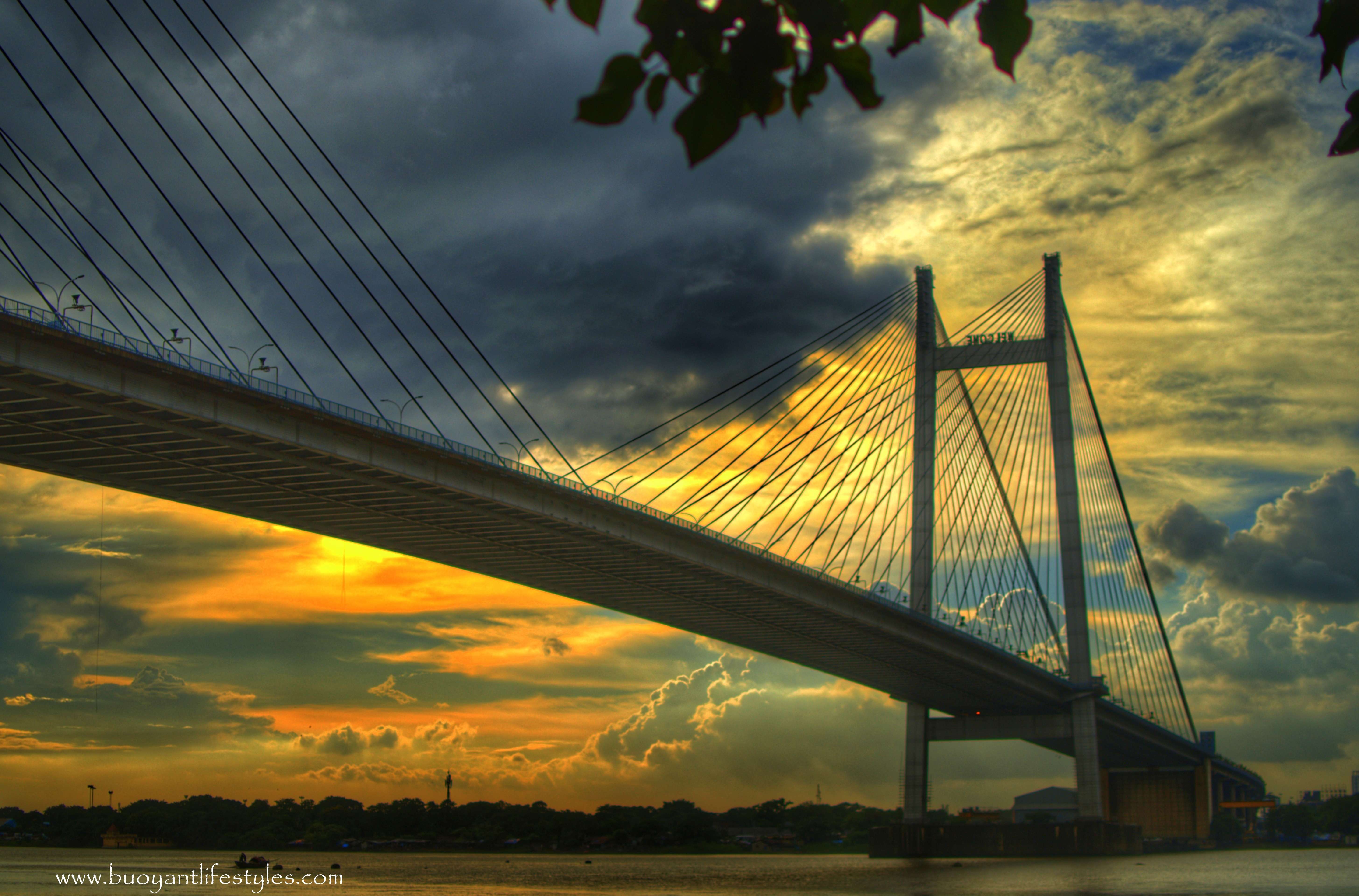 An evening by the Princep Ghat in Kolkata + what to see in Kolkata + how to visit Prinsep Ghat #Kolkata #prinsepghat #westbengal + places to see in Kolkata