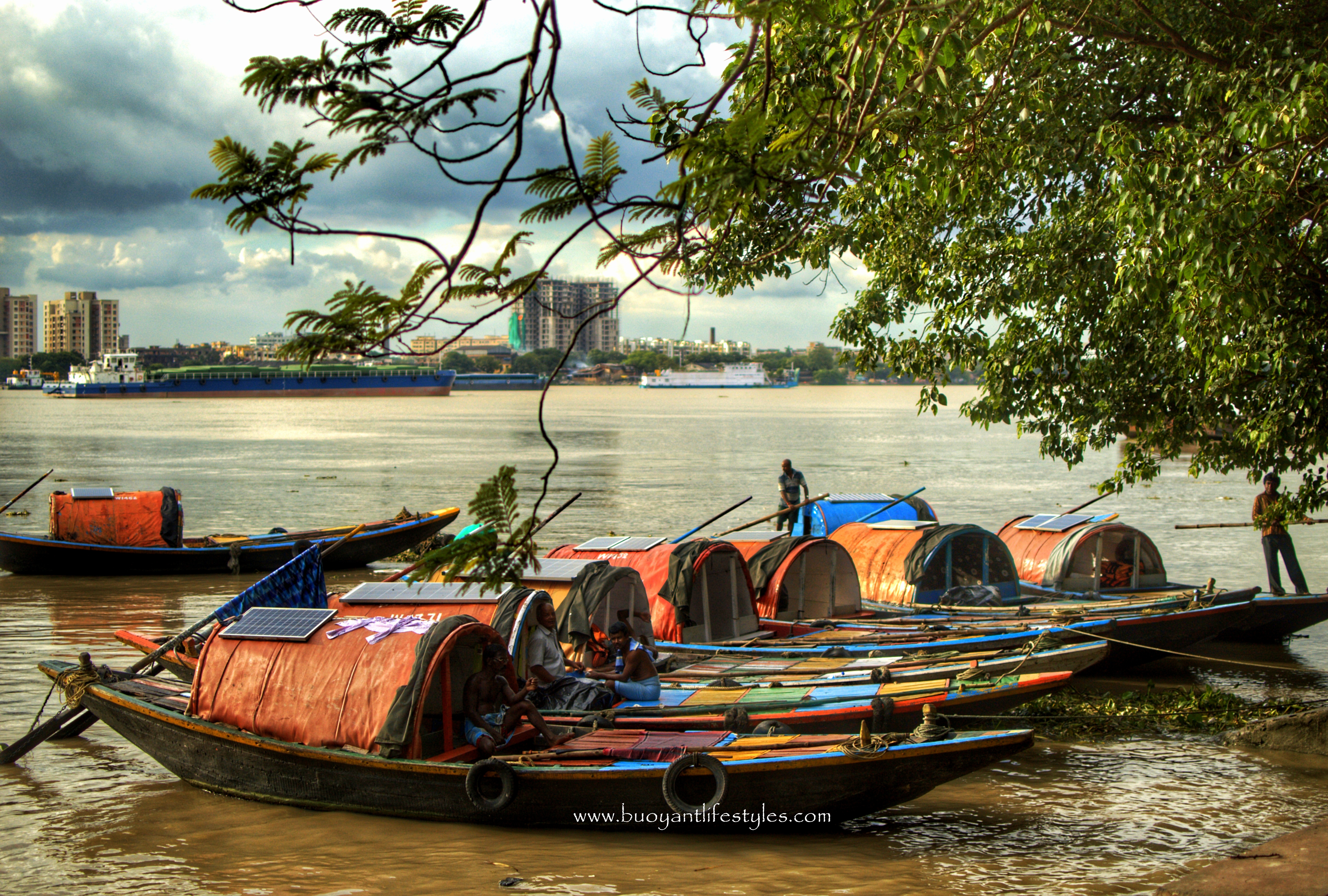 An evening by the Princep Ghat in Kolkata + what to see in Kolkata + how to visit Prinsep Ghat #Kolkata #prinsepghat #westbengal + places to see in Kolkata 