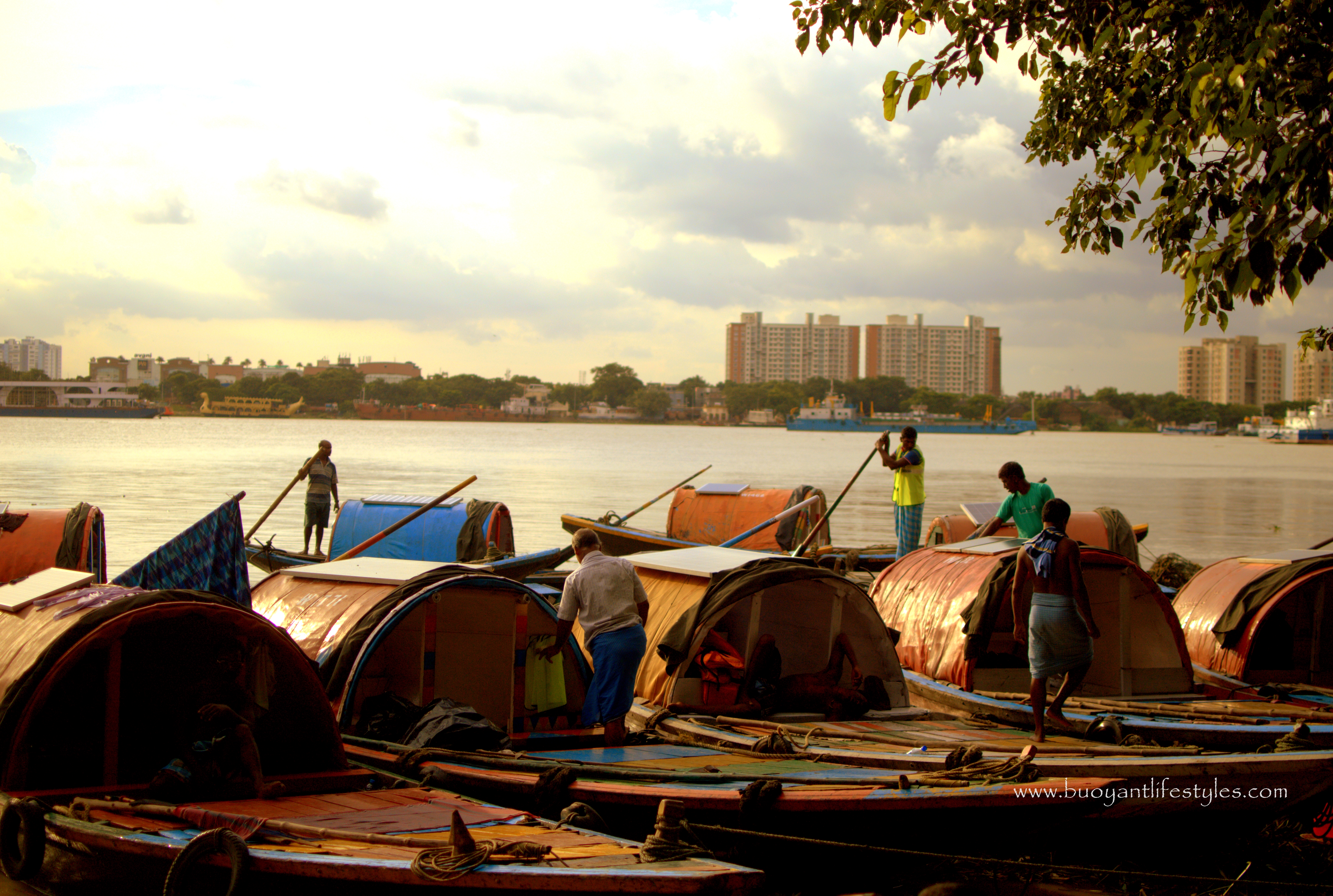 An evening by the Princep Ghat in Kolkata + what to see in Kolkata + how to visit Prinsep Ghat #Kolkata #prinsepghat #westbengal + places to see in Kolkata 